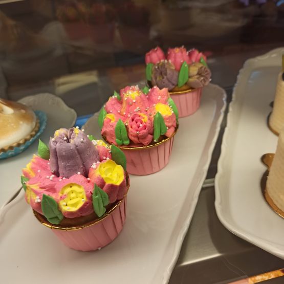 MDŽ = květina + zákusek + káva, těšíme se na vaši návštěvu