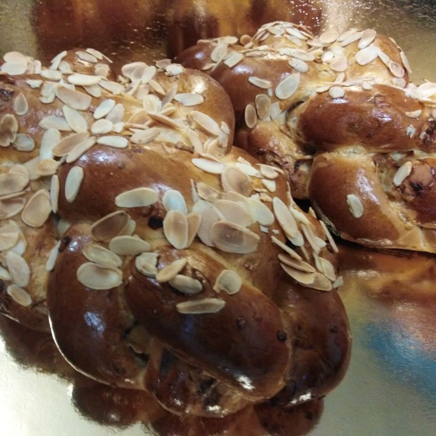 2230 Vánočka tuková s rozinkami a mandlemi